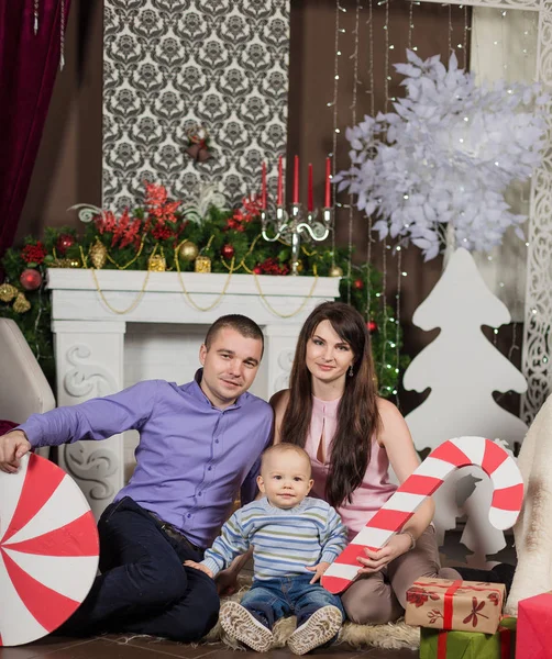 En stor familj är alla bidra till servera julbord — Stockfoto