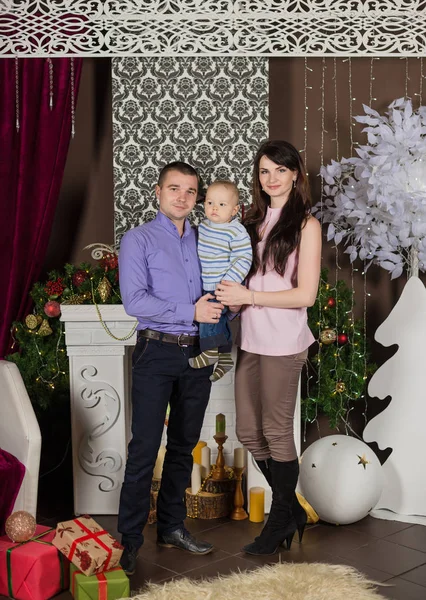Großfamilie hilft beim Servieren von Weihnachtsessen — Stockfoto