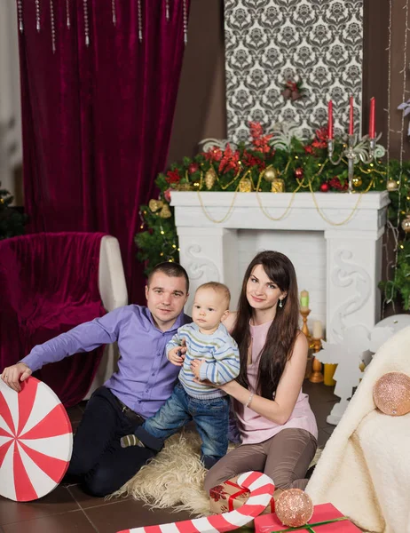 Velká rodina jsou všechny pomáhá sloužit vánoční večeře — Stock fotografie