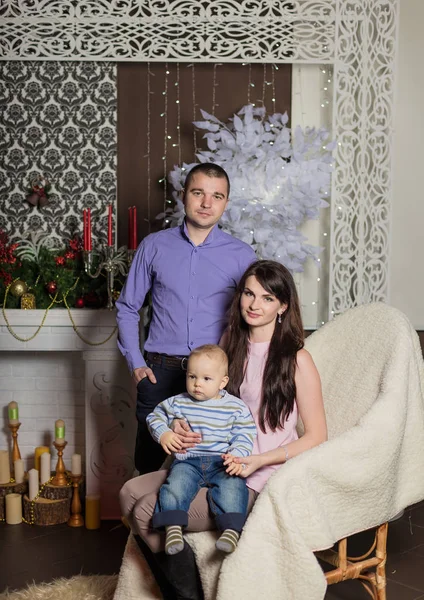 En stor familj är alla bidra till servera julbord — Stockfoto