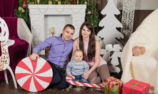 Uma grande família está ajudando a servir o jantar de Natal — Fotografia de Stock