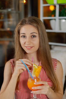 Bir kafede parlak taze kokteyl ile güzel kız.