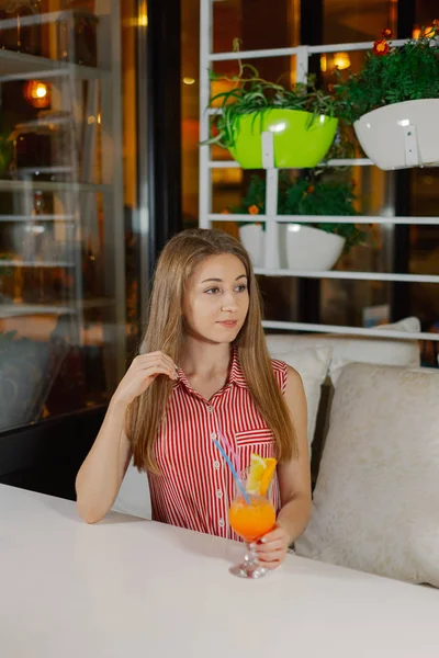 Bir kafede parlak taze kokteyl ile güzel kız. — Stok fotoğraf