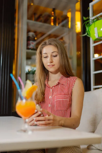 Красивая девушка с ярким свежим коктейлем в кафе . — стоковое фото