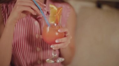 Bir kafede güzel bir taze parlak parlak akşam kokteyli ile güzel kız.