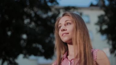 Bir parkta akşam bir bankta güzel genç kız.