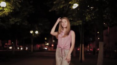 Akşam parkı sokakta güzel neşeli kız.