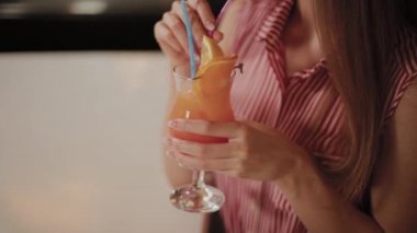 Bir kafede güzel bir taze parlak parlak akşam kokteyli ile güzel kız.