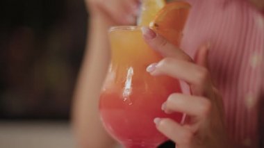 Bir kafede güzel bir taze parlak parlak akşam kokteyli ile güzel kız.