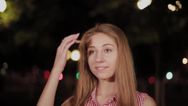 Menina alegre bonita no beco no parque da noite . — Vídeo de Stock