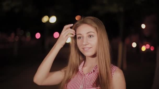 Hermosa chica alegre en el callejón en el parque nocturno . — Vídeo de stock