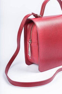 Beyaz bir arka plan üzerinde kırmızı kadın çanta.