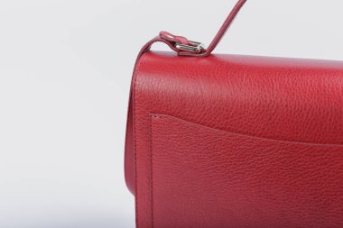 Beyaz bir arka plan üzerinde kırmızı kadın çanta.