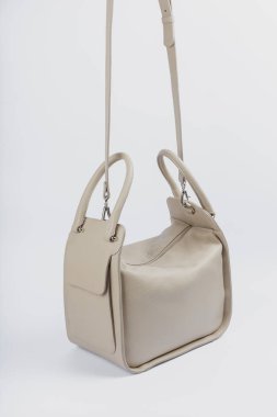 Beyaz arka planda yeni kadın çantası, yeni tasarım.