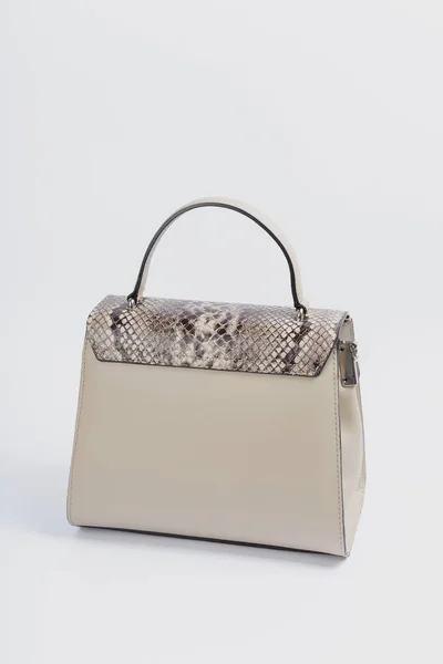 Nuova borsa donna su sfondo bianco, nuovo design . — Foto Stock
