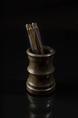 Siyah ayna arka plan üzerinde güzel el yapımı kalem.