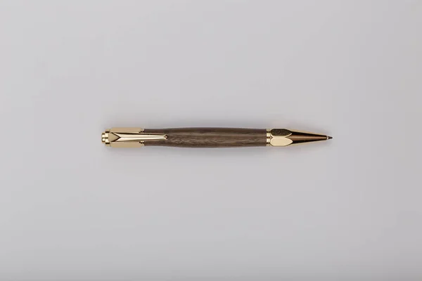 Εξωτικό, πολυτελές στυλό δράσης με ξύλο με χρώμιο και όμορφο κόμπο στο ξύλο-στυλό φωτογραφία προϊόντος χειροποίητο χέρι κατασκευασμένο. — Φωτογραφία Αρχείου