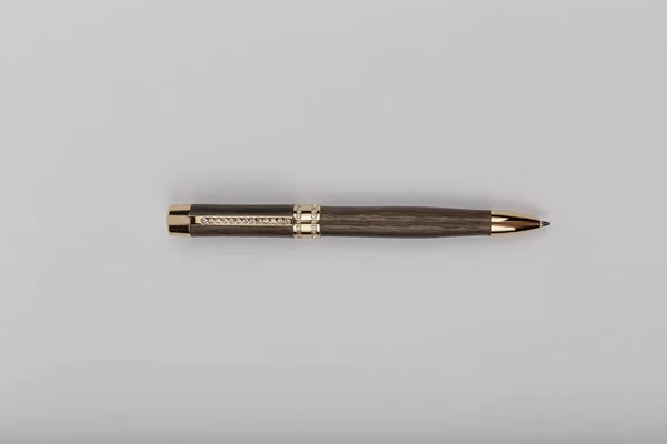 Exotický, luxusní dřevěný šroub Iroko-akční pero s pochromovanými kovovými doplňky a překrásný uzel v dřevu-výrobek ručně vytvořený. — Stock fotografie
