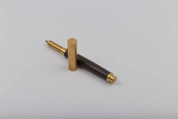 Egzotyczne, luksusowe Iroko Śruba-Action Pen z chromowane metalowe uchwyty i piękny węzeł w drewnie-zdjęcie produktu Ballpoint Pen Handmade ręcznie wykonane. — Zdjęcie stockowe