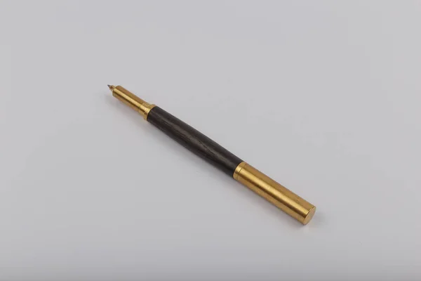 Egzotyczne, luksusowe Iroko Śruba-Action Pen z chromowane metalowe uchwyty i piękny węzeł w drewnie-zdjęcie produktu Ballpoint Pen Handmade ręcznie wykonane. — Zdjęcie stockowe