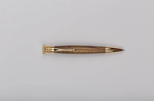 Pena bolt-action kayu Iroko yang eksotis dan mewah dengan perlengkapan logam krom dan simpul indah di kayu - Product Photo Ballpoint Pen Handmade Hand Crafted . — Stok Foto