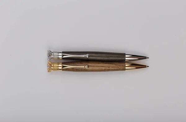 Deux stylos à bille faits à la main en bois et métal sur fond blanc . — Photo