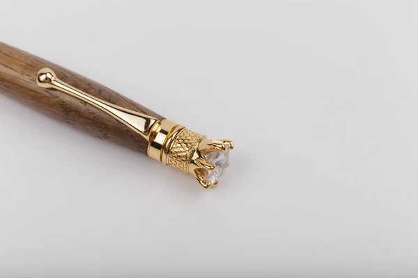 Exotický, luxusní dřevěný šroub Iroko-akční pero s pochromovanými kovovými doplňky a překrásný uzel v dřevu-výrobek ručně vytvořený. — Stock fotografie