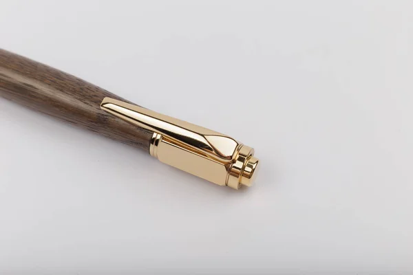 Exotische, luxe Iroko hout bout-actie pen met chroom metalen armaturen en mooie knoop in het hout-product foto balpen handgemaakte hand vervaardigde. — Stockfoto