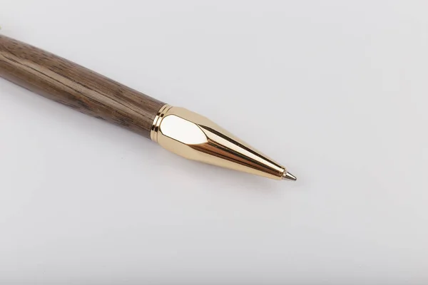 Egzotyczne, luksusowe Iroko Śruba-Action Pen z chromowane metalowe uchwyty i piękny węzeł w drewnie-zdjęcie produktu Ballpoint Pen Handmade ręcznie wykonane. — Zdjęcie stockowe