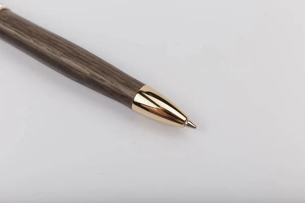 Exotic, Luxury Iroko wood bolt-action pen with chrome metal fixtures and beautiful knot in the wood - Product Photo Ballpoint Pen Handmade Hand Crafted. — Stock Photo, Image