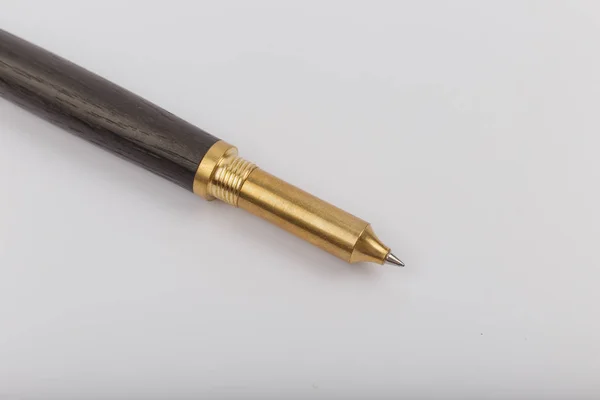 Pena bolt-action kayu Iroko yang eksotis dan mewah dengan perlengkapan logam krom dan simpul indah di kayu - Product Photo Ballpoint Pen Handmade Hand Crafted . — Stok Foto