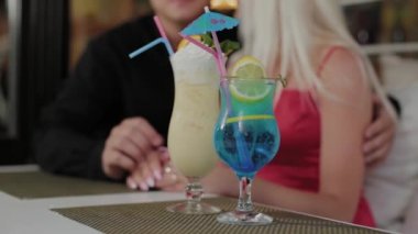 Akşam kafede taze kokteyller ile güzel kız ve adam.