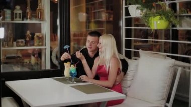 Akşam kafede taze kokteyller ile güzel kız ve adam.