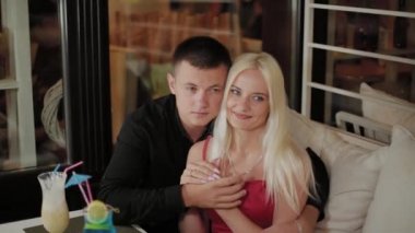 Akşam kafede taze kokteyller ile güzel kız ve adam.