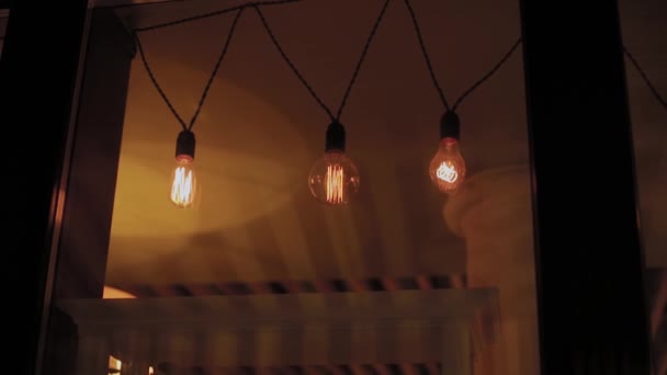 Elektrische Girlande mit Glühbirnen am Abend. — Stockvideo