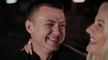 Şehirde bir sokakta akşam bir bankta aşıklar Mutlu çift.