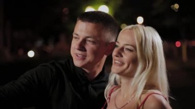 Mutlu romantik aşıklar akşam selfie çekmek.