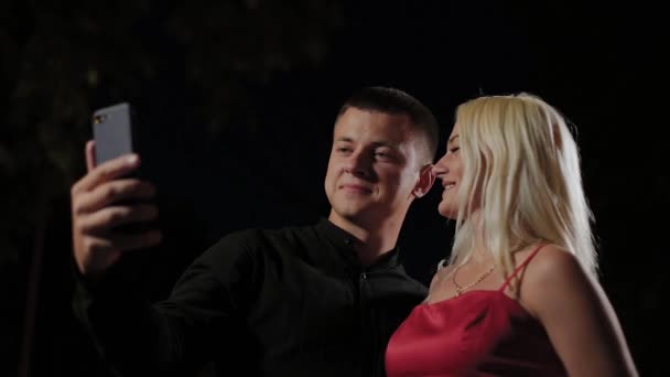 Felices amantes románticos tomar una selfie en la noche . — Vídeo de stock