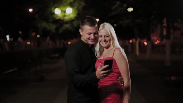 Lyckliga romantiska älskare tar en selfie på kvällen. — Stockvideo