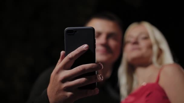 Felices amantes románticos tomar una selfie en la noche . — Vídeo de stock