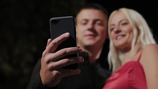 Gelukkige romantische liefhebbers nemen een selfie in de avond. — Stockvideo