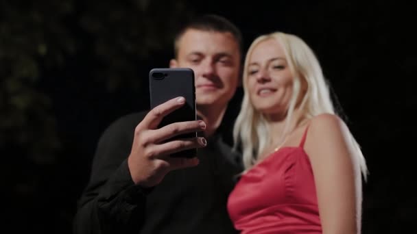 Happy romantic lovers take a selfie in the evening. — Αρχείο Βίντεο