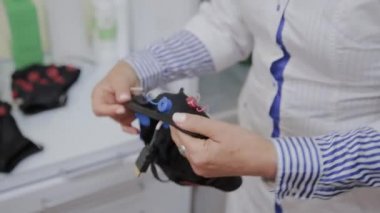 Doktor insan beyin araştırma için kulaklık hazırlar.