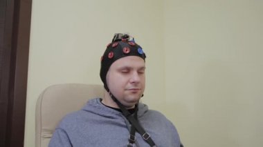 Doktor insan beyin araştırma için kulaklık hazırlar.