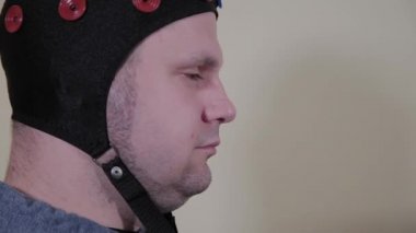 Doktor insan beyin araştırma için kulaklık hazırlar.