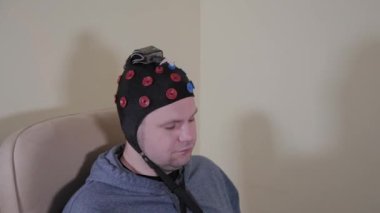 Doktor insan beyin araştırma için kulaklık hazırlar.