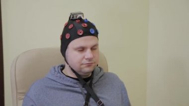 Doktor insan beyin araştırma için kulaklık hazırlar.