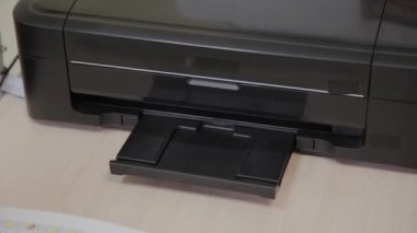 Siyah mürekkep püskürtmeli yazıcı klinik bulguları yazdırır.