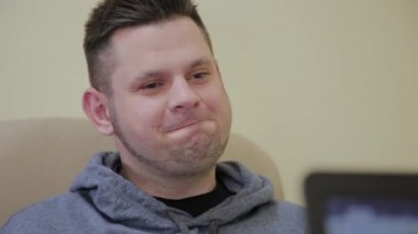 Hasta erkek hasta bir doktor dan bir tanı dinler.