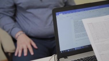 Hasta hasta adam kollarında bir doktor dan bir beyin muayenesi sonuçları alır.